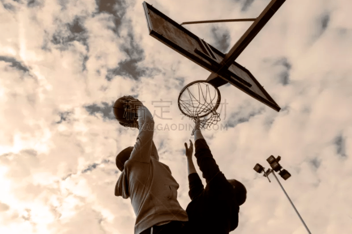 李霄鹏：希望球队能发挥出应有水平，明天奉献一场精彩的比赛