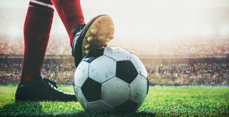 波兰对阵荷兰世预赛中，有球迷向场内投掷烟火迫使比赛被中断